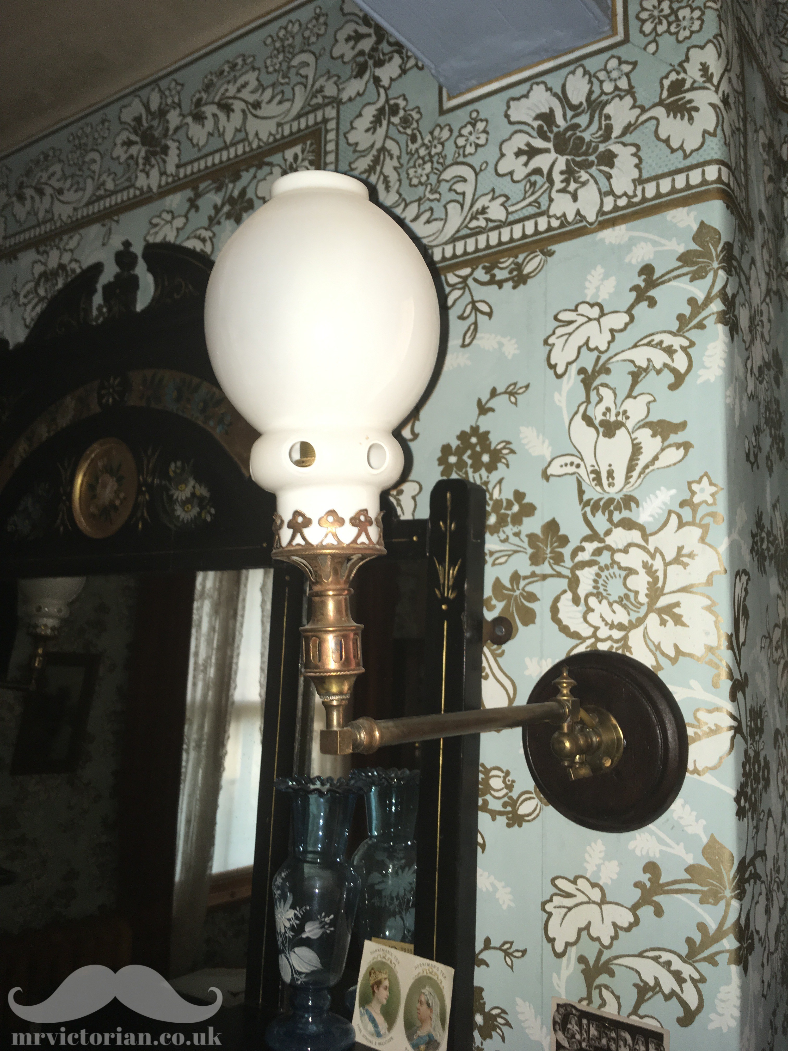 Antique lighting - Victorian upright incandescent burner on gas light lamp