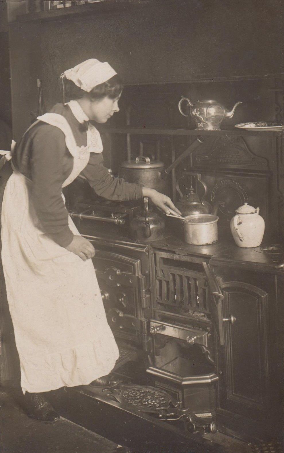 Victorian servant closed cast iron range