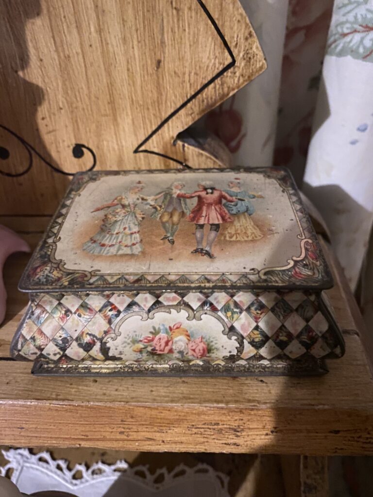 Edwardian chocolate tin in with Rococo motifs