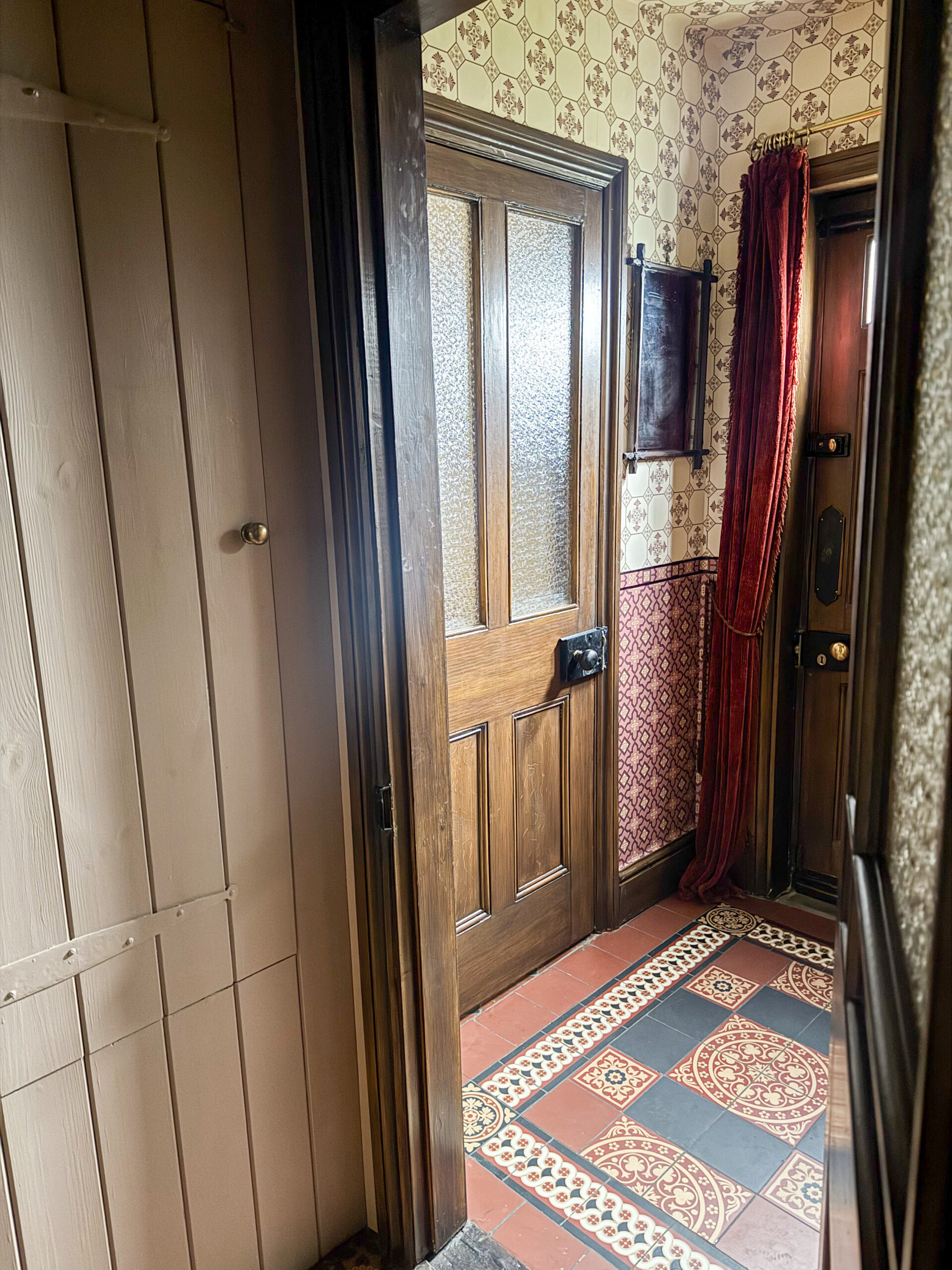 Victorian house tour - entrance hall with encaustic tile floor and etched glass door