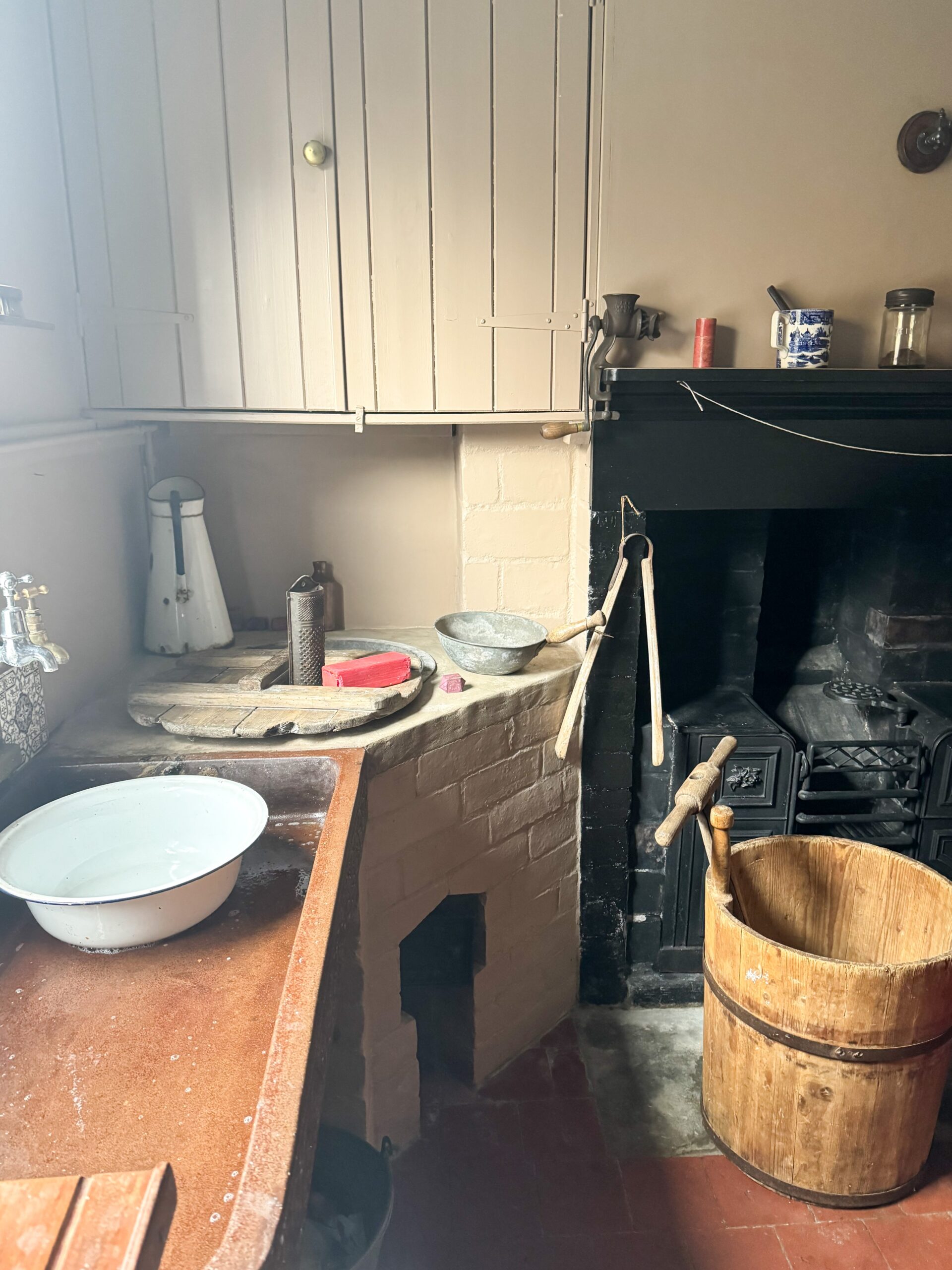 Victorian house tour - scullery with 1890s colour scheme., 'copper' washing tub and cottage cast iron range