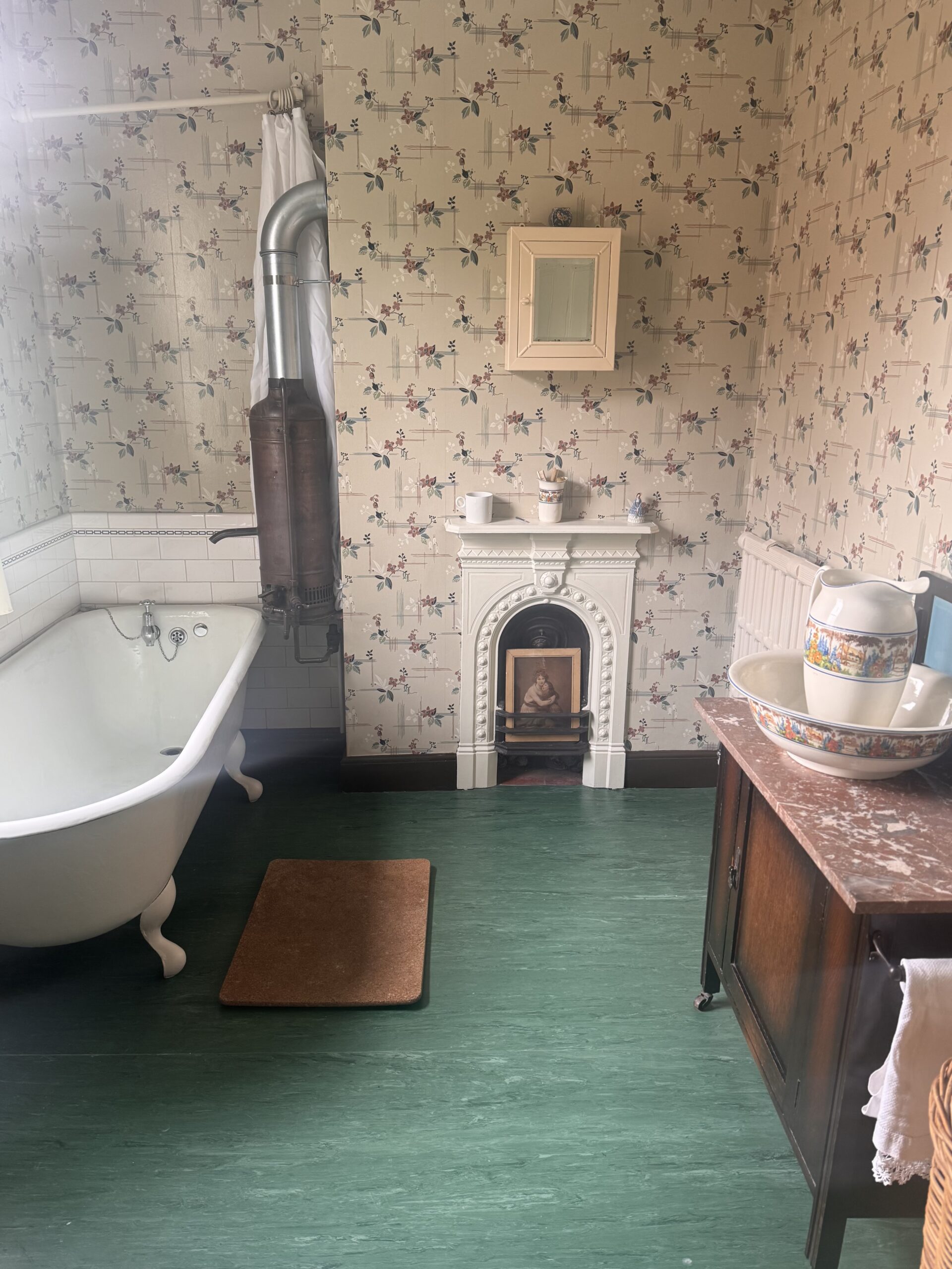 1930s bathroom with geyser and fireplace